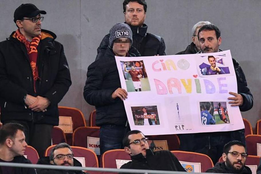 Alcuni tifosi con un cartello dedicato al capitano della Fiorentina. Ansa